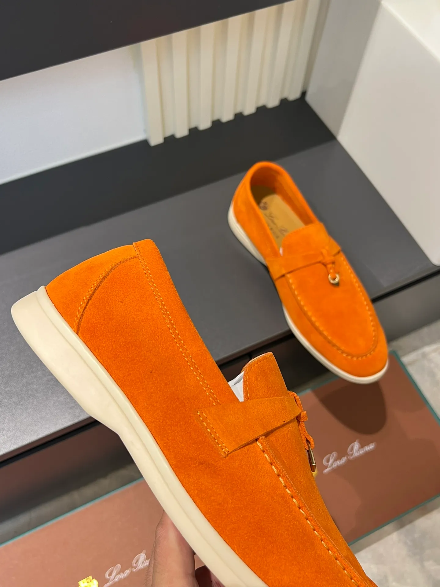 Men's shoes 💰p360 "Loro men's shoes 💰pian'*" Classic L men's shoes for couples 💰p Top version British flat loafers, a must-have item in old money style, the minimalist design is eye-catching and durable, a plus point for dressing The soft foot feel and texture are outstanding. They don’t scratch your feet and are very nice. They are matched with soft and waxy soles. They can be worn daily for a long time without getting tired. They are easy to wear, versatile and classic items, with perfect foot feel and texture! Imported cashmere fabric, the lining is made of imported A-grade water-dyed cow lining, the top version of the genuine leather midsole is sewn with pure handmade mark thread! Size: Female 35-40 (34. Customized) Male 38-44 (45.46. Customized)